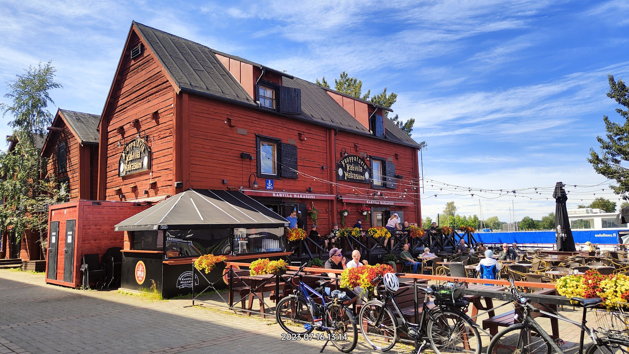 Toripolliisi (The Bobby at the Market Place)